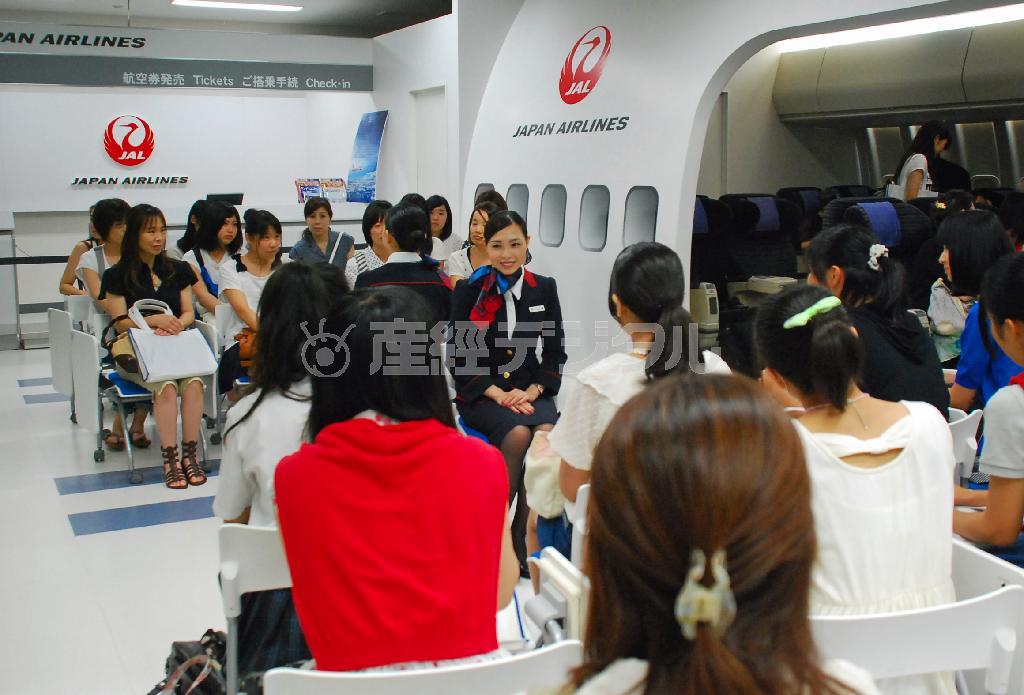 昨年７月に関西外大がオープンキャンパスで設けた日本航空の現役ＣＡによる個別相談コーナー＝２０１４年７月２６日、大阪府枚方市（提供写真）