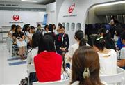 昨年７月に関西外大がオープンキャンパスで設けた日本航空の現役ＣＡによる個別相談コーナー＝２０１４年７月２６日、大阪府枚方市（提供写真）