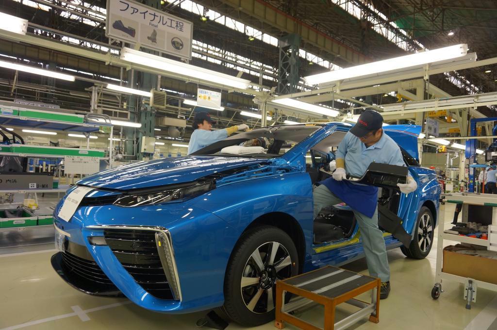 世界初の市販型燃料電池車「ミライ」の組み立てライン。１日の生産台数は３台で、熟練工が１台１台手作業で仕上げている＝２４日、愛知県豊田市
