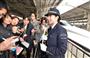 春のダイヤ改正に伴い、東海道新幹線「のぞみ」が最高時速２８５キロで走行する試乗会がおこなわれた。インタビューを受ける山下志歩運転士＝２５日午後、東海道新幹線内（宮崎瑞穂撮影）