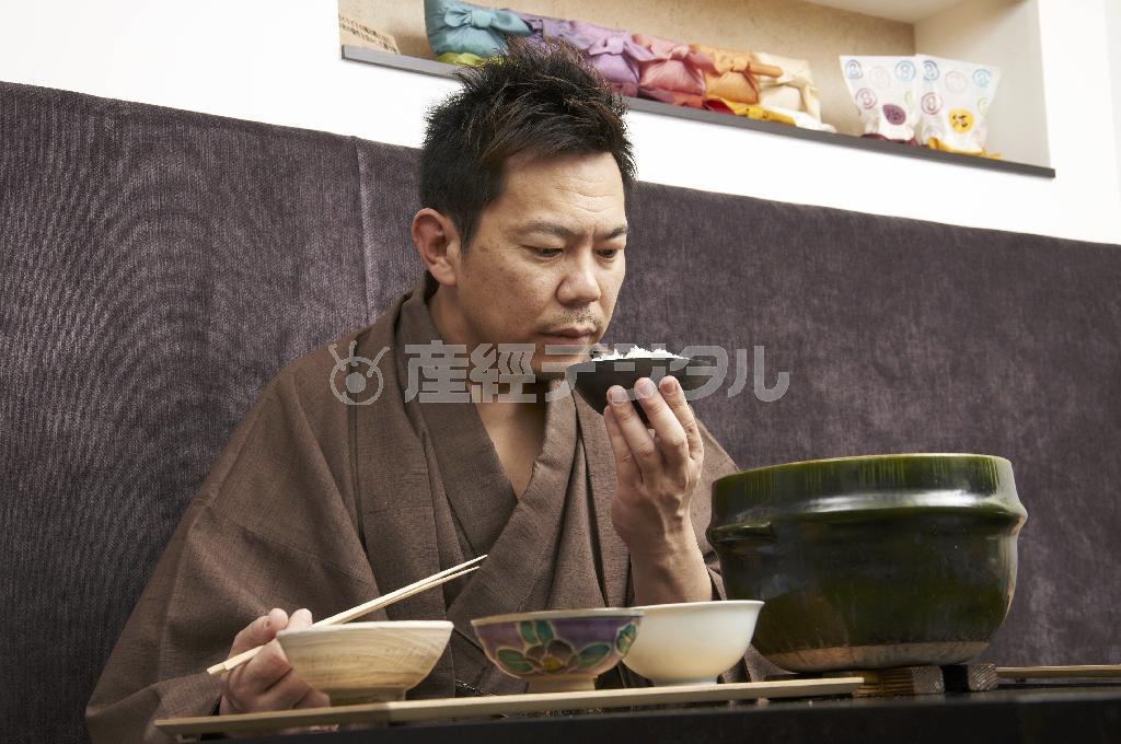 お米のおいしさは「甘み」にあるといわれる。炊き上がった米を食べ、この甘みの具合を確認する八代目儀兵衛の橋本隆志社長＝２０１５年２月１３日（提供写真）