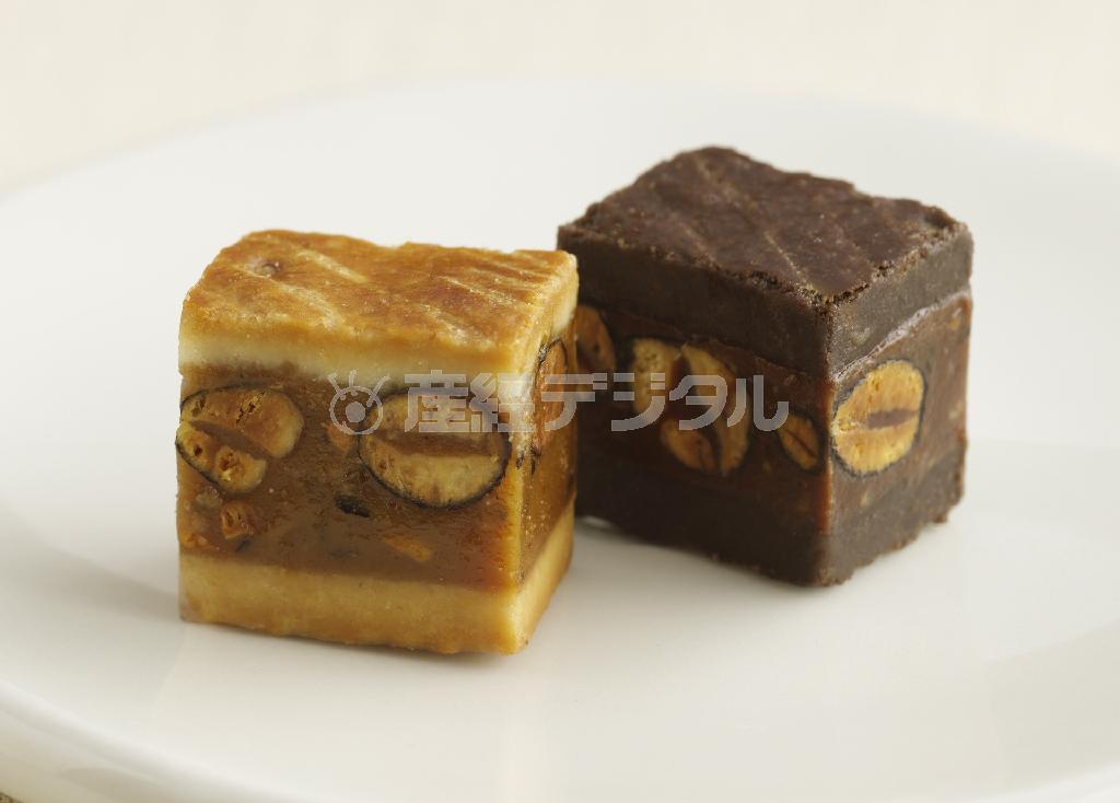 【受賞商品・サービス】株式会社中島大祥堂／「豆果」。丁寧に手炊きしたキャラメルに丹波のブランド豆である「丹波黒」を混ぜ込み、１枚１枚差し窯で焼いたサブレ生地でサンドした（提供写真）