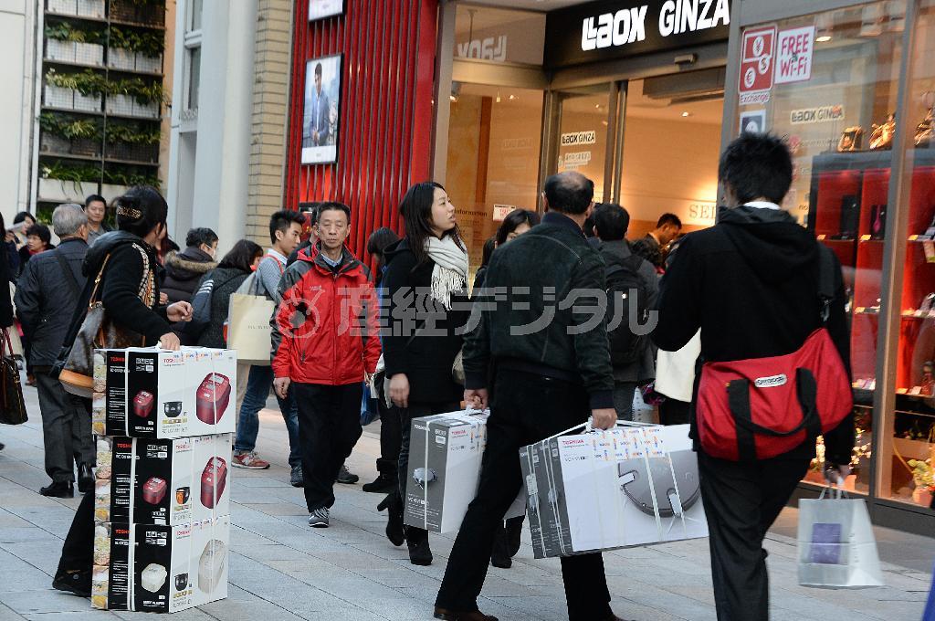 日本国内の「春節商戦」が本番を迎え、東京・銀座の免税店では中国からの団体客らが炊飯器などを大量に買い込んだ＝２０１５年２月１９日、東京都中央区（宮川浩和撮影）