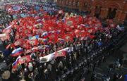 ２月２１日に首都モスクワで行われた１年前のウクライナの政変に対抗する「反マイダン」運動のデモ参加者＝２０１５年、ロシア（ロイター）