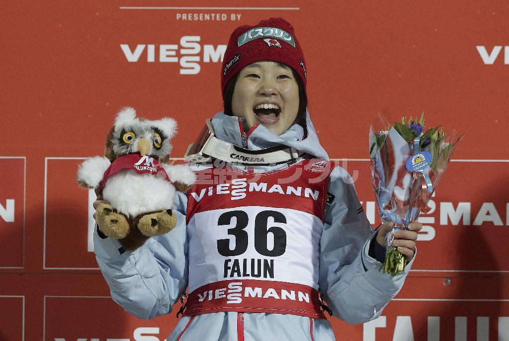 個人で銀メダル獲得に、伊藤有希（ゆうき）は珍しく満面の笑顔を見せた＝２０１５年２月２０日、スウェーデン・ファルン（ＡＰ）