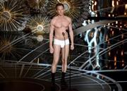 ステージ上でブリーフ姿になるなどした司会者、ニール・パトリック・ハリス氏＝２０１５年２月２２日、米カリフォルニア州ロサンゼルス（ＡＰ）