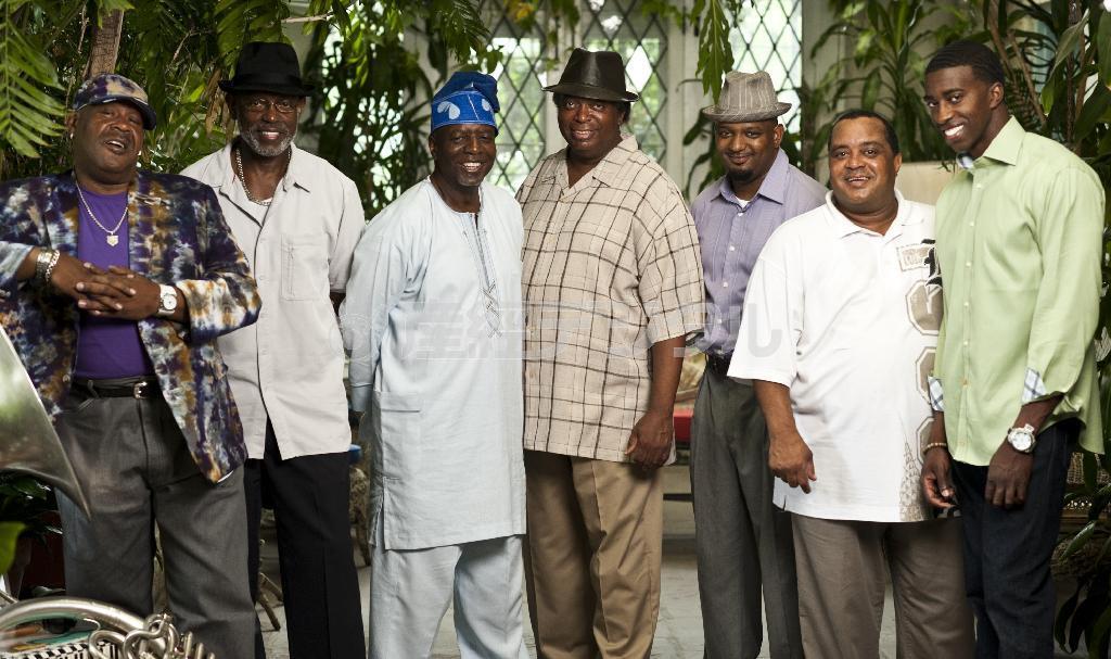 音楽グループ、ダーティー・ダズン・ブラス・バンド＝２０１２年５月２日（提供写真）