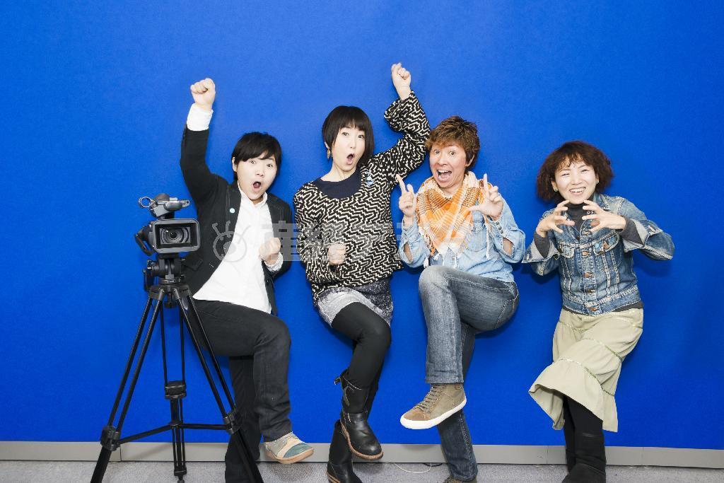 「ゴー」「ゴー」「手話」「ワールド」を手話で表現。（左から）今井ミカさん、一般社団法人「Ｇｅｔ＿ｉｎ＿ｔｏｕｃｈ」理事長の東ちづる、モンキー高野さん、らーちゃん＝２０１５年２月１１日（小野寺宏友撮影）