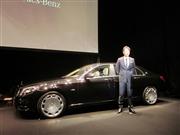 メルセデス・マイバッハＳクラスをＰＲするメルセデス・ベンツ日本の上野金太郎社長＝２５日、東京都港区