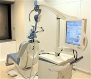 長いアームが歯科の診察台を思わせるＴＭＳ治療機器＝東京都新宿区西新宿の新宿メンタルクリニック