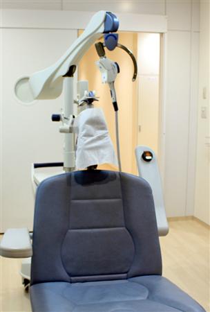 長いアームが歯科の診察台を思わせるＴＭＳ治療機器＝東京都新宿区西新宿の新宿メンタルクリニック