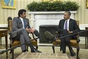 ホワイトハウスで会談するバラク・オバマ米大統領（右）と、カタールのタミム首長＝２０１５年２月２４日、米国・首都ワシントン（ＡＰ）