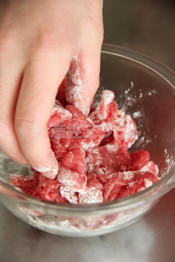ブロッコリーと牛肉のエスニック炒め（作り方１）＿＿牛肉に塩、こしょう、酒をなじませ、かたくり粉をもみこむ（田中幸美撮影）
