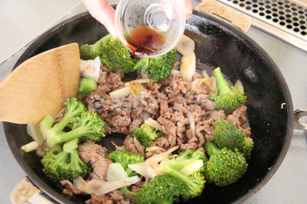 ブロッコリーと牛肉のエスニック炒め（作り方３）＿＿残りの油を熱して（作り方１：調理した牛肉）をほぐしながら加えて炒める。色が変わったら（作り方２：調理した野菜）をもどし、ナンプラーを回し入れる。炒め合わせて味を整える（田中幸美撮影）