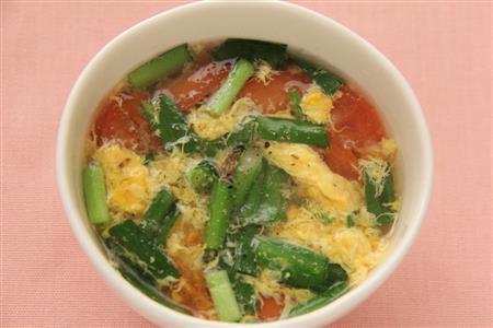 ニラとトマトのスープ。※６４ｋｃａｌ、塩分１．３グラム（１人分）