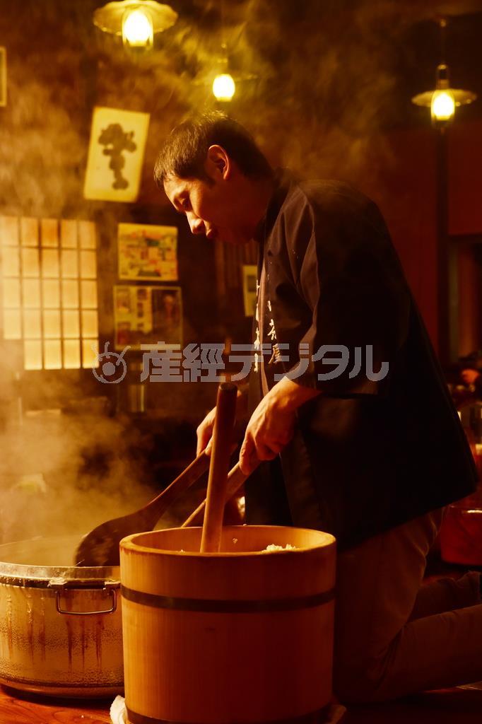 湯気を撮影するには、単純に考えて、湯気は白いので背景は黒っぽい方が写ります。被写体を動かせない場合は、自分で動いて、背景を探しましょう＝２０１５年１月７日、神奈川県足柄下郡箱根町（須藤夕子さん撮影）