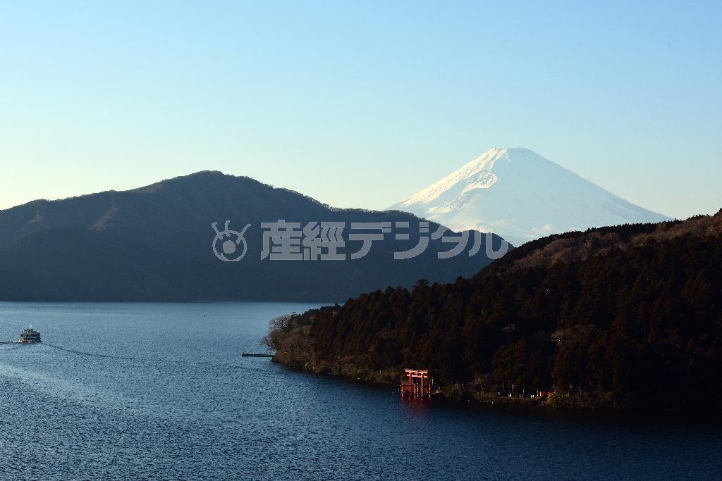 芦ノ湖からの富士山を昼間撮りました。箱根神社の海に向かって立つ鳥居をいれて、遊覧船が通るのを待ち、何枚か撮った一枚です＝２０１５年１月８日、神奈川県足柄下郡箱根町（須藤夕子さん撮影）