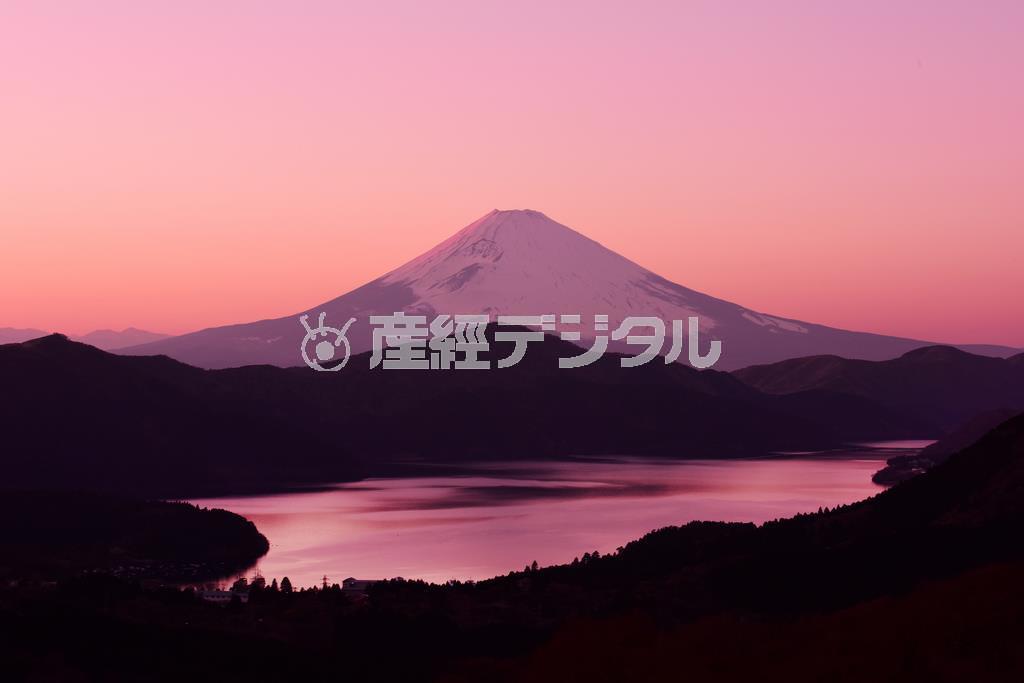 有名な富士見スポット芦ノ湖を囲む山々と夕景のグラデーションが湖面にも映し出され、昼間とは違う富士山の表情が写し出せる、まさにマジックアワーでした＝２０１５年１月８日、神奈川県足柄下郡箱根町（須藤夕子さん撮影）