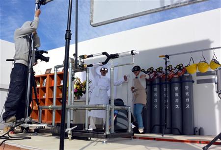 ３秒クッキング動画の第２弾「爆速餃子篇」の撮影現場。影をつくることで室内の様子を演出する