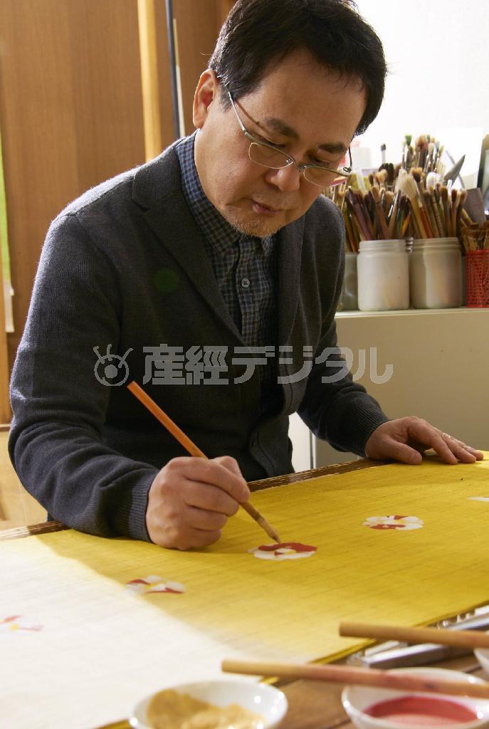 京都で培われた優れた感性と伝統の染織技術を生かし、自然と向き合いながら、現代の生活に寄り添うものづくりを進める＝２０１５年１月２３日（石原敏彦さん撮影、提供写真）