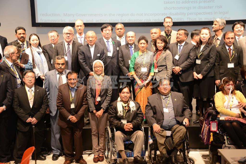 仙台会議に参加した福田暁子世界盲ろう者連盟事務局長（前列右端）＝２０１４年４月２２日、宮城県仙台市（日本財団撮影）