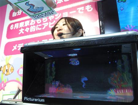 タカラトミーアーツから６月に登場する「おえかきすいそうピクチャリウム」。スマホで描いた魚が画面の“水槽”で泳ぎ出す