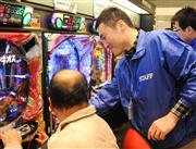 青年部会員や店舗スタッフが遊技をサポートした