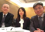 ＩＰＯＳのウォルター・チュア局長（右）とビビアン・チョン副局長（中）。左はＩＰＯＳのアドバイザーを務める東京大学の二又俊文氏