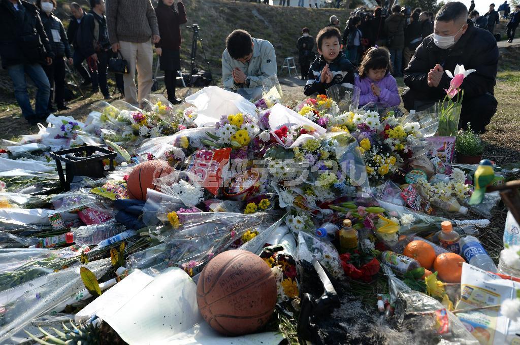 ２月２７日、上村（うえむら）遼太さんの遺体が発見された多摩川河川敷では、献花をしに訪れる人が後を絶たなかった＝２０１５年、神奈川県川崎市川崎区（鴨川一也撮影）