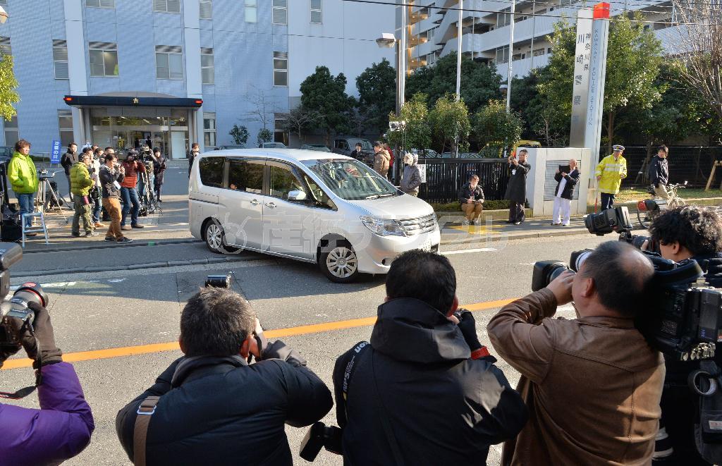 神奈川県警川崎署を出る容疑者の少年を乗せているとみられる車両＝２０１５年２月２７日午後、神奈川県川崎市川崎区（三尾郁恵撮影）