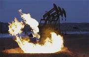 米ノースダコタ州の油田で稼働する油井。人間の経済活動による地球温暖化を否定する米学者が、石油業界から多額の寄付金をもらっていたことが発覚し波紋が広がっている＝２０１４年１２月１７日（ＡＰ）