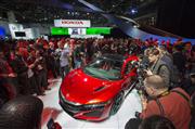 プレス発表会で世界中の記者やカメラマンに囲まれるアキュラ「ＮＳＸ」（オフィシャル画像）