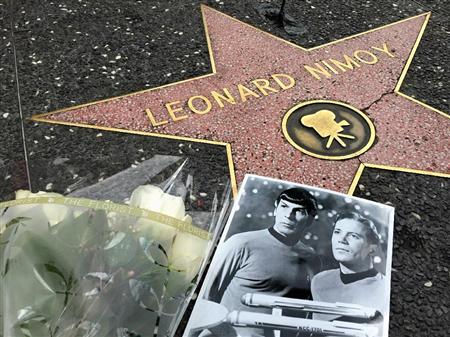映画スターらの名前が刻まれている米ロサンゼルス・ハリウッドの「ウォーク・オブ・フェーム（名声の歩道）」にはニモイさんの写真と花束が供えられた（ＡＰ）