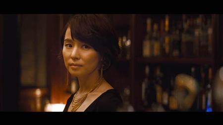 男なら嫌いな人はおそらくいない 石田ゆり子さん バーのママ役で大人の魅力全開 大和証券のファンドラップ Sankeibiz サンケイビズ
