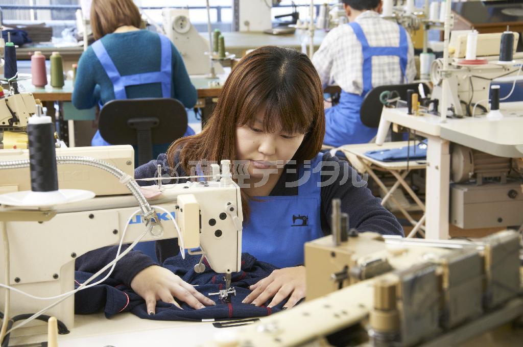 伸縮性に優れたニットをドレスシャツに仕立てる縫製技術者。高品質なＩＮＤＵＳＴＹＬＥ＿ＴＯＫＹＯは多くの手作業を経て作られる＝２０１５年２月１３日（武田範夫撮影）