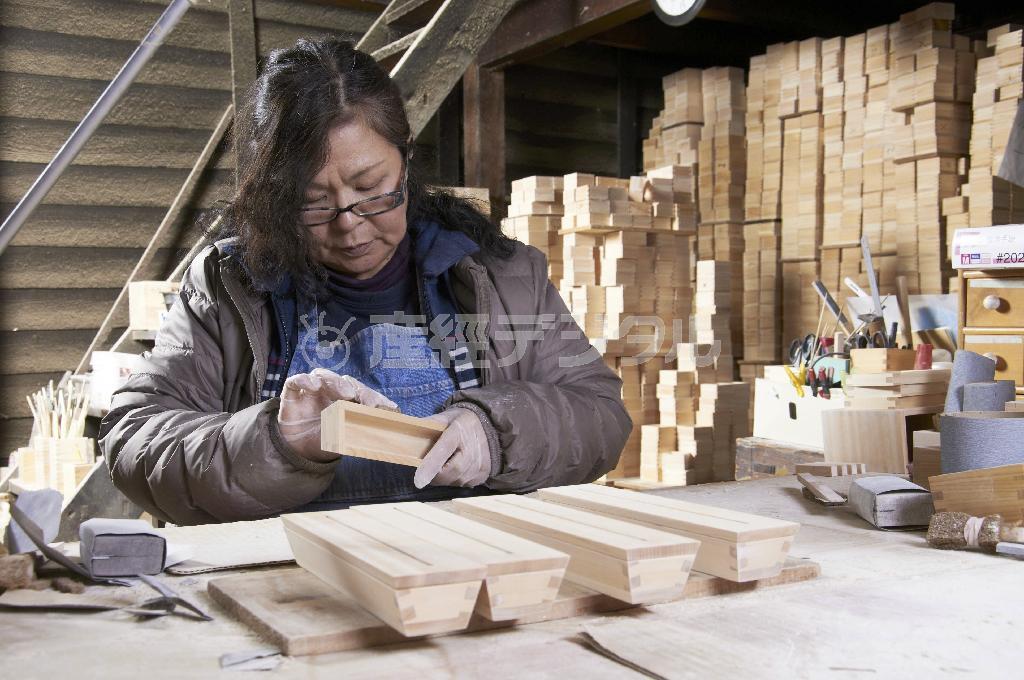 エコ加湿器「ＭＡＳＴ」の土台部分を塗装する工程。手作業で一品一品丁寧に仕上げていく＝２０１５年２月１０日（武田範夫撮影）