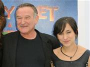 ２０１４年８月に自殺した米俳優、ロビン・ウィリアムズさん（左）の娘で女優のゼルダさん＝２０１１年１１月１３日、米カリフォルニア州ロサンゼルス（ＡＰ）