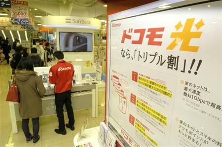 ＮＴＴドコモとソフトバンクも光サービスの提供を始め、先行するＫＤＤＩなどとの競争が本格化した＝２日午後、東京都新宿区の「ビックロビックカメラ」新宿東口店
