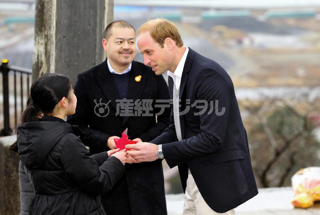 宮城県石巻市の日和山公園で、地元の子供から折り鶴を受け取る英国のウィリアム王子＝２０１５年３月１日午前（代表撮影）