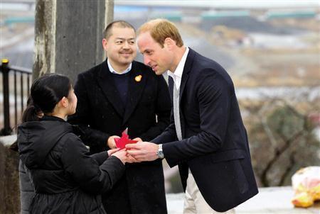 宮城県石巻市の日和山公園で、地元の子供から折り鶴を受け取る英国のウィリアム王子＝２０１５年３月１日午前（代表撮影）