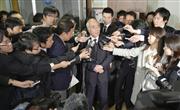 自民党本部で農協改革案の受け入れを伝え、記者団に囲まれるＪＡ全中の万歳章会長＝２月９日、東京・永田町
