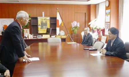 林農相（右）を表敬訪問したＪＡ全中の万歳章会長（左）＝２日午後、農水省