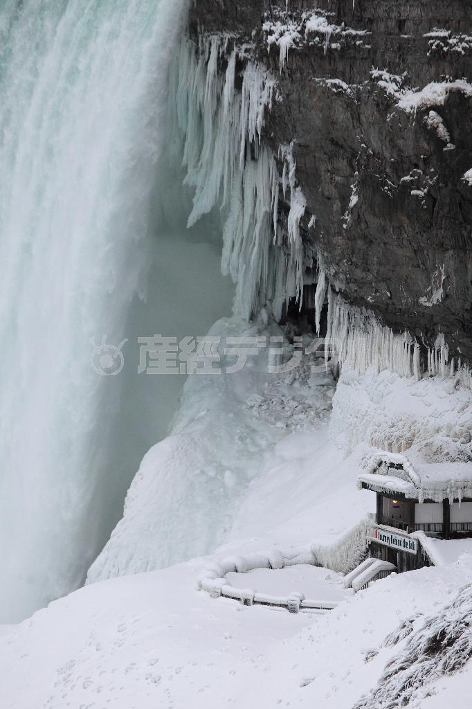 雪で覆われた地面と大瀑布とのコントラストは冬ならではの眺め＝２０１５年２月１日、ナイアガラの滝（カナダ・オンタリオ州、佐藤良一さん撮影）