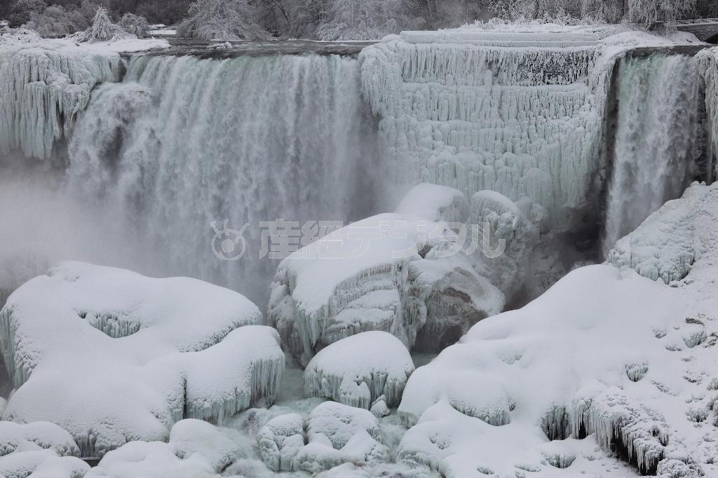滝と岩に飛び散る滝のしぶきが凍結し、さらに岩に雪がかぶり見事な造形美をつくり出す＝２０１５年１月３１日、ナイアガラの滝（カナダ・オンタリオ州、佐藤良一さん撮影）