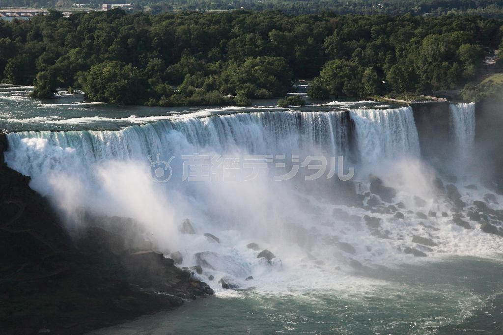 春から秋にかけてはありとあらゆる角度からナイアガラの滝が見られるようにさまざまなアトラクションを用意している＝２０１４年６月２８日、カナダ・オンタリオ州（佐藤良一さん撮影）