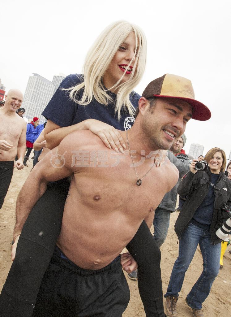 米歌手、レディー・ガガさん（奥）と米俳優・モデル、テイラー・キニーさん（中央）＝２０１５年３月１日、米イリノイ州シカゴ（ＡＰ）