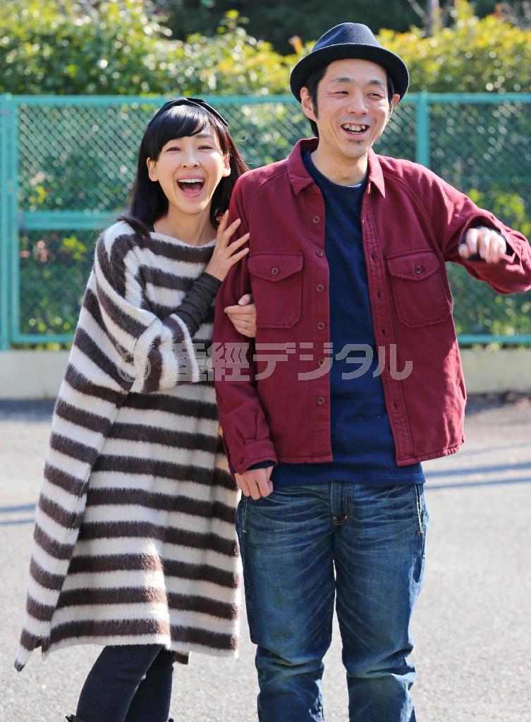 「宮藤さんはいい意味で軽さがある」「麻生さんは自由にやっている」と笑い合う宮藤官九郎さん（右）と麻生久美子さん＝２０１５年３月１２日午後、東京都世田谷区（宮崎裕士撮影）