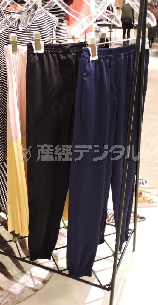 ウエストと裾にゴムが入って動きやすくスポーティーな印象のパンツ（右、中、５万３０００円）＝２０１５年２月５日（藤沢志穂子撮影）