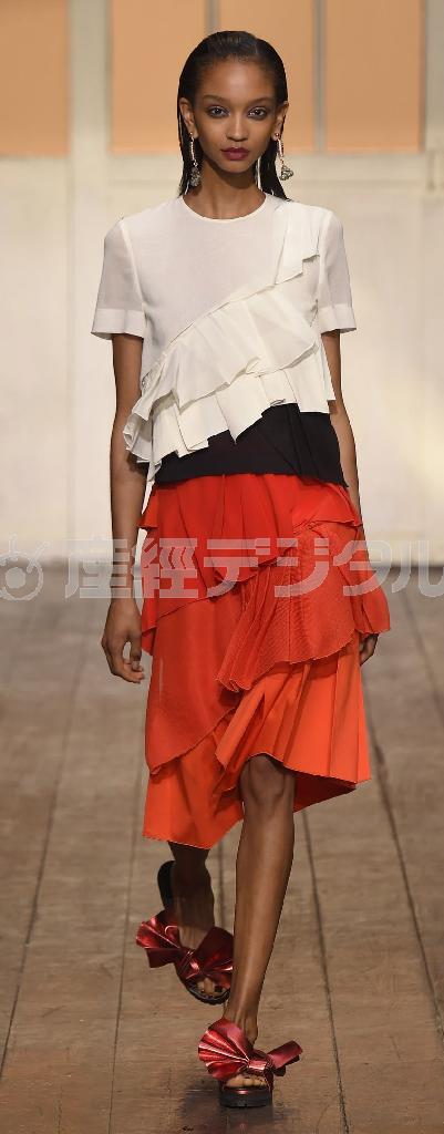 違った素材、違った色のフリルを重ねることで軽やかな印象を（２０１５年春夏コレクション、提供写真）