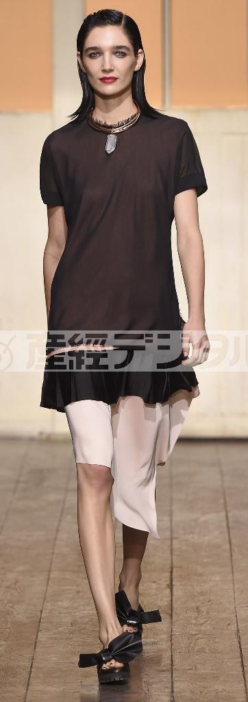 ドレスに見えるのはシャツとキャミソール、スカートを重ねることで立体感あるシルエットを作る（２０１５年春夏コレクション、提供写真）